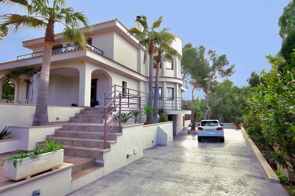 Elegante freistehende Familienvilla mit Panoramablick über Santa Ponsa, das  Tramuntana-Gebirge und das Meer 